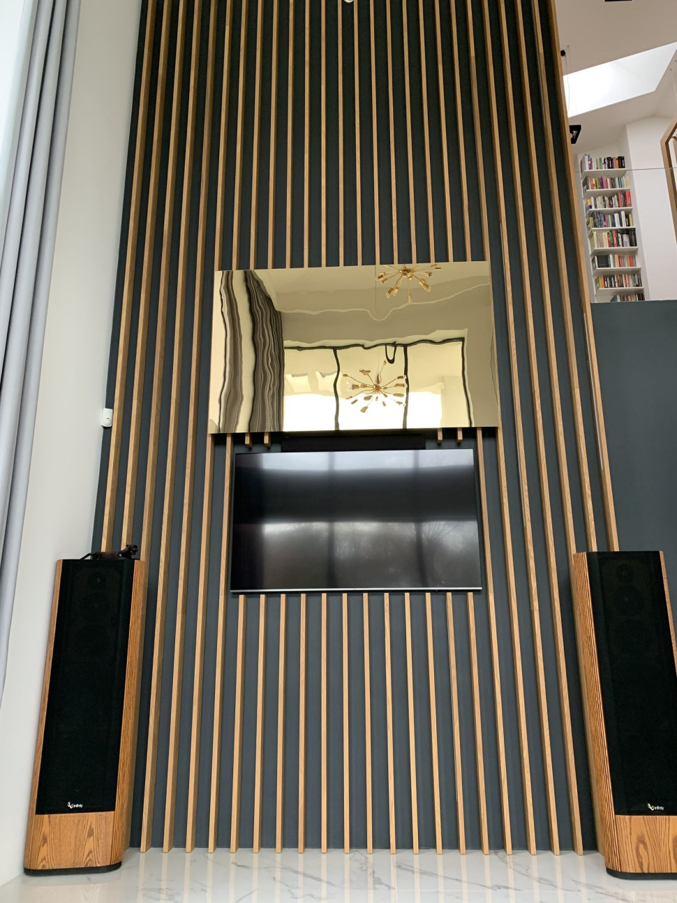 Złote opuszczane pleksi służy do maskowania telewizora