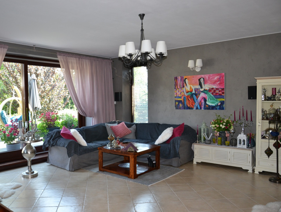 Ściana wykończona betonem dekoracyjnym