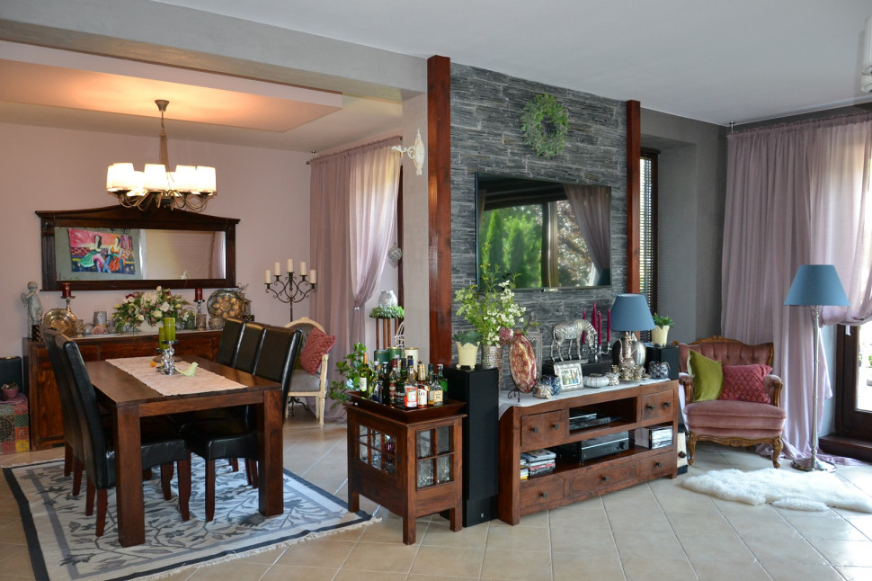 Okładzina imitującą granit na ścianie