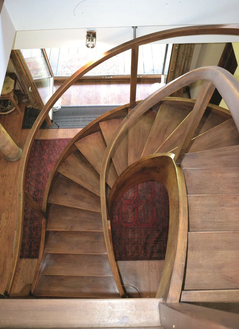 Spiralne schody z drewna
