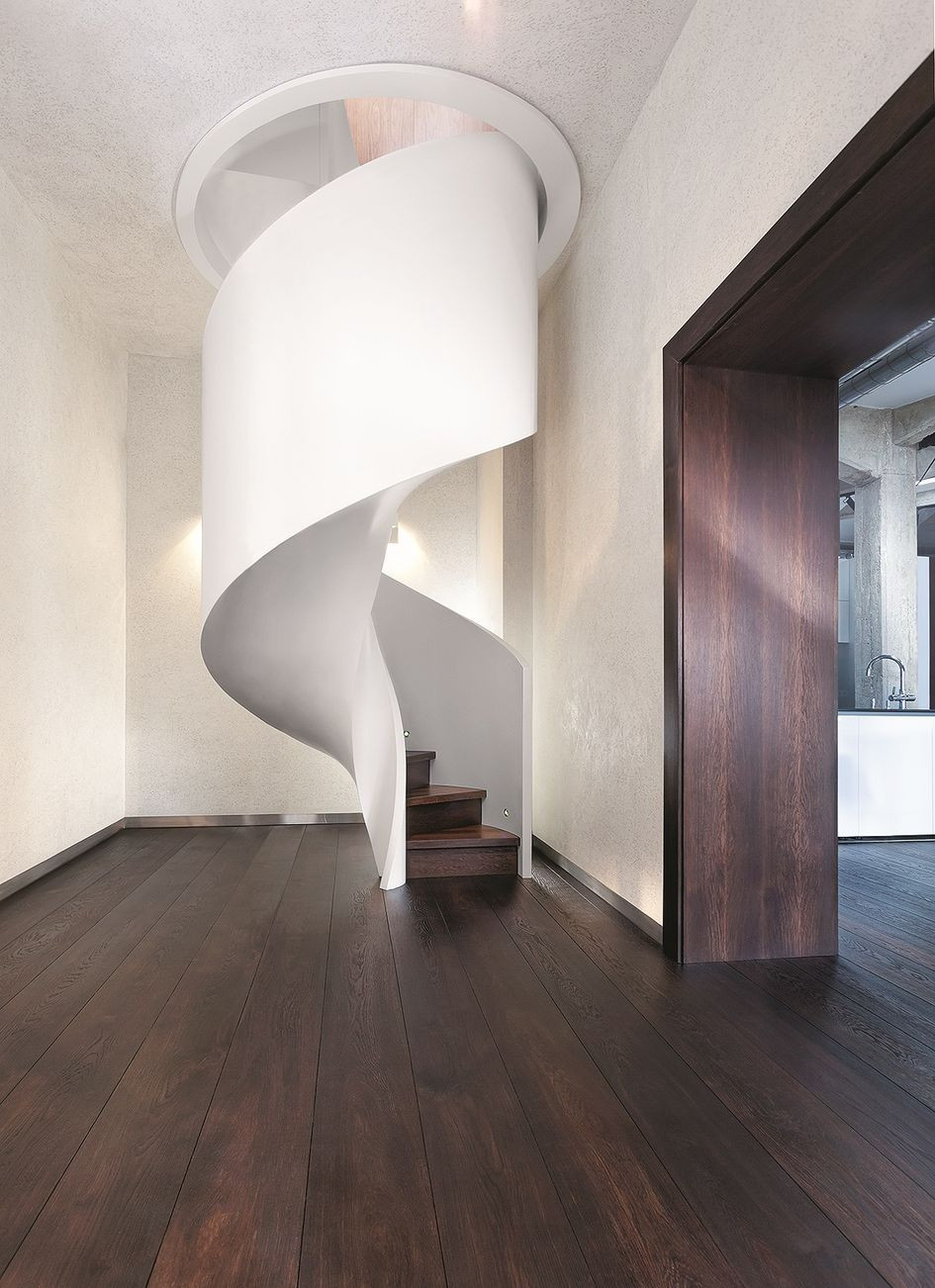 Schody spiralne z płycinową balustradą i zabudową spodu