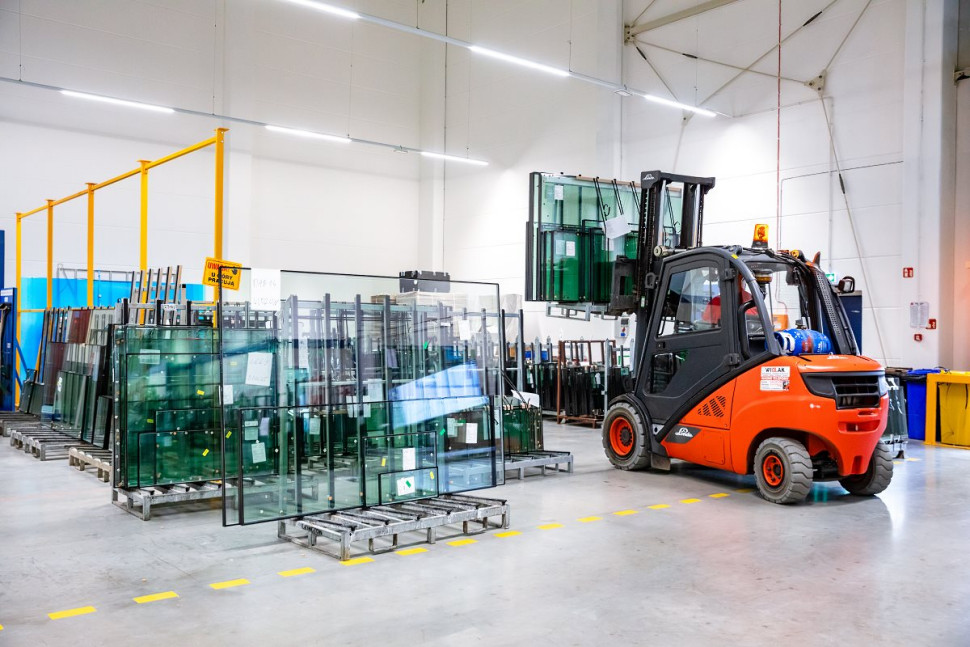 Transport i składowanie szyb zespolonych wewnątrz zakładu produkcyjnego. fot. Pilkington IGP