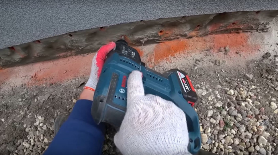 Nawiercanie otworów iniekcyjnych w murze