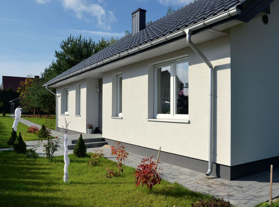 Elewacje wykończono tynkiem silikonowym, dach - glazurowaną dachówką ceramiczną oraz rynnami i podbitką z PVC