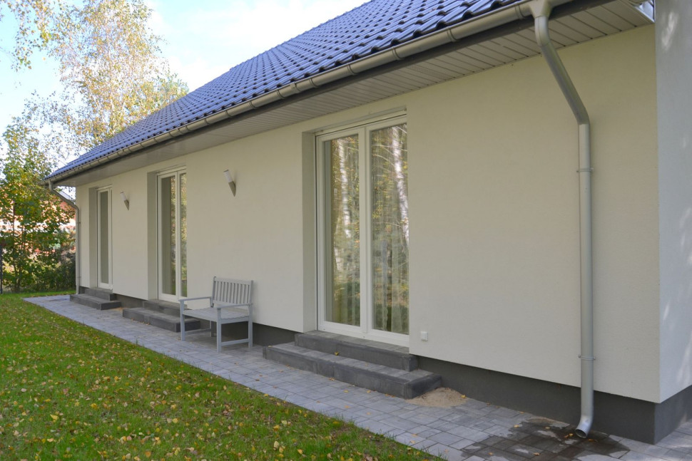 Okna tarasowe dwuskrzydłowe na tylnej ścianie domu