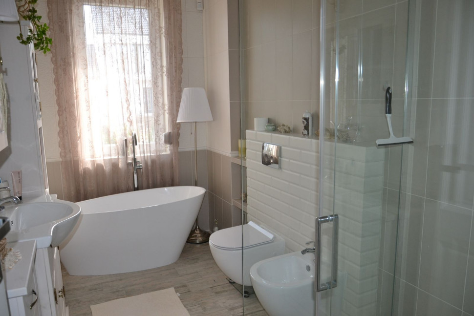 Łazienka z wanną i prysznicem