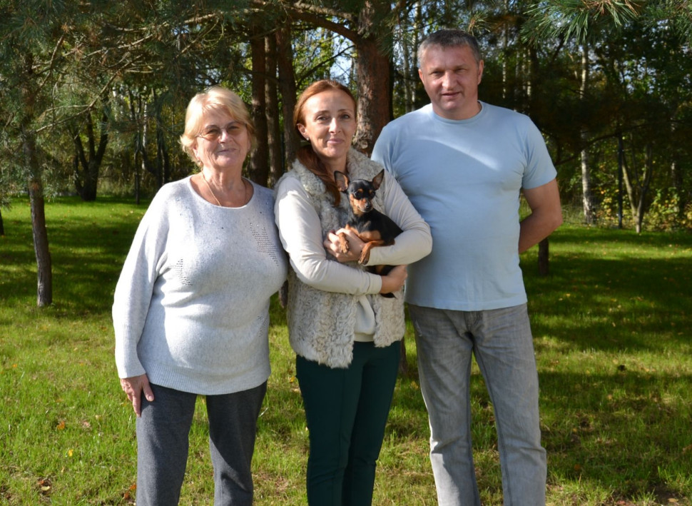 Właściciele domu Monika i Irek oraz seniorka Bożena