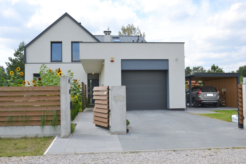 Bryła z wnętrzami mieszkalnymi jest dwukondygnacyjna i przykryta wielospadowym dachem, natomiast z pomieszczeniami gospodarczymi i garażem - parterowa z dachem płaskim