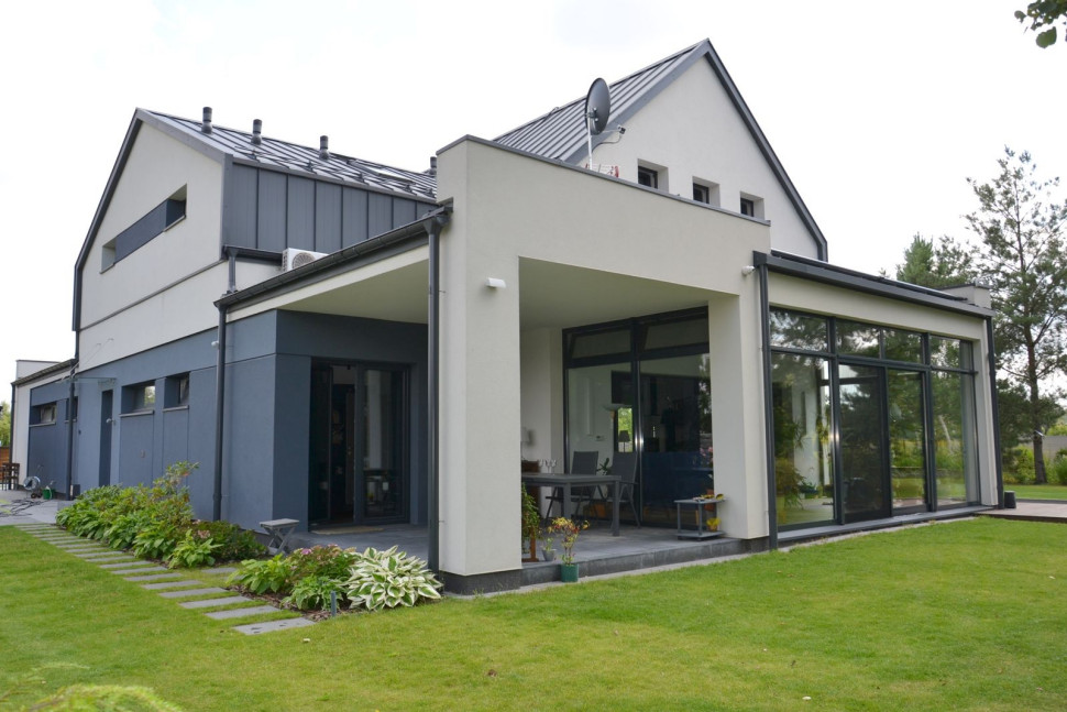 Cały drugi taras znajduje się pod stropem parteru, w północno-zachodnim narożniku