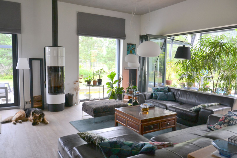 Salon ogrzewany kozą i z wyjściem do ogrodu zimowego