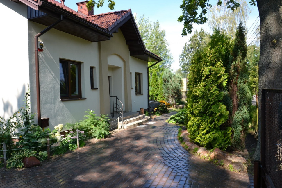 Właściciele zbudowali dom o zwartej bryle (11 x 10 m), z myślą o zaoszczędzeniu miejsca na posesji