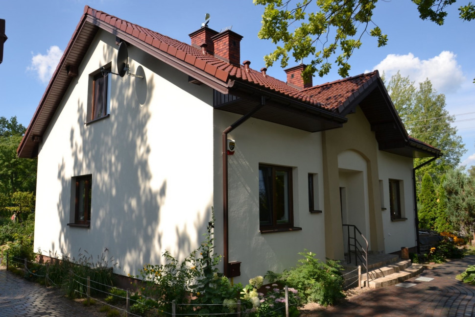 Dom ma tradycyjną bryłę ze skośnym dachem