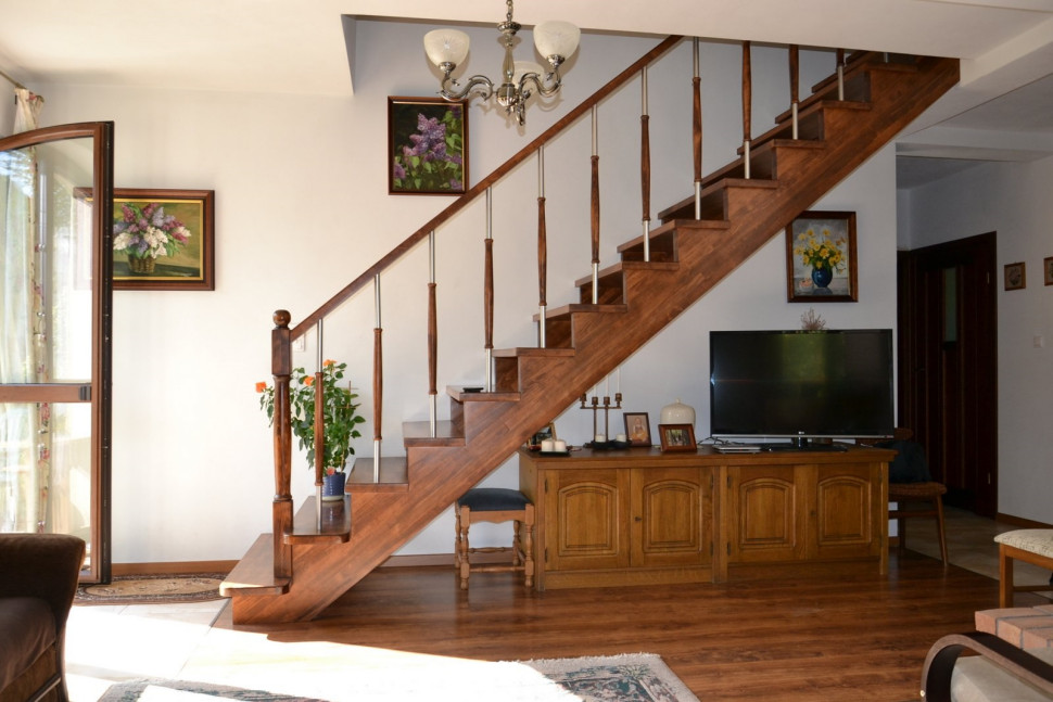 Ażurowe schody na poddasze, wykonano z drewna bukowego