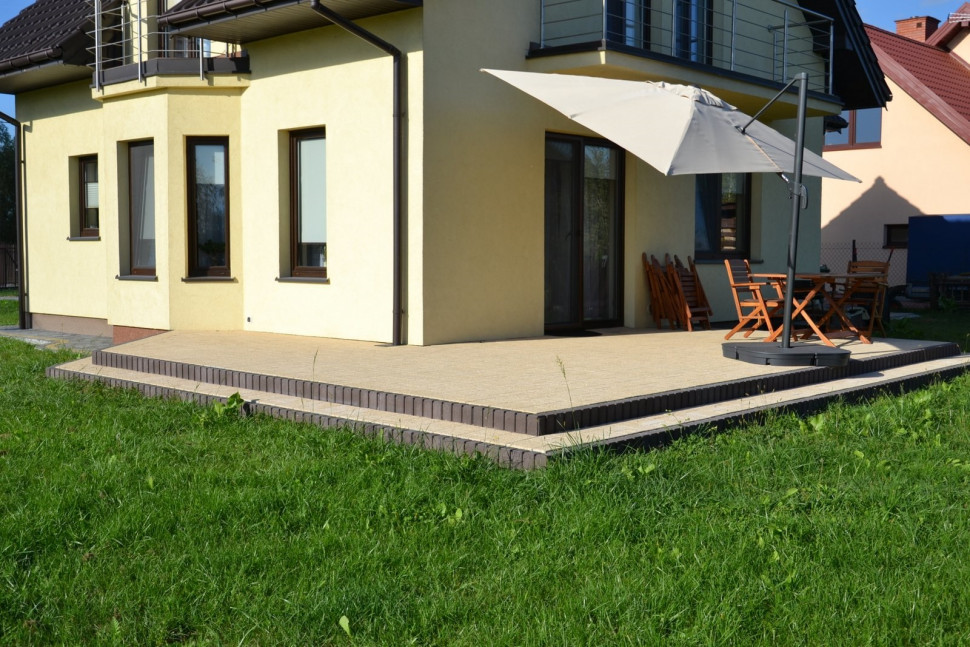 Narożny taras, ułożony metodą na sucho, o pow. 35 m2