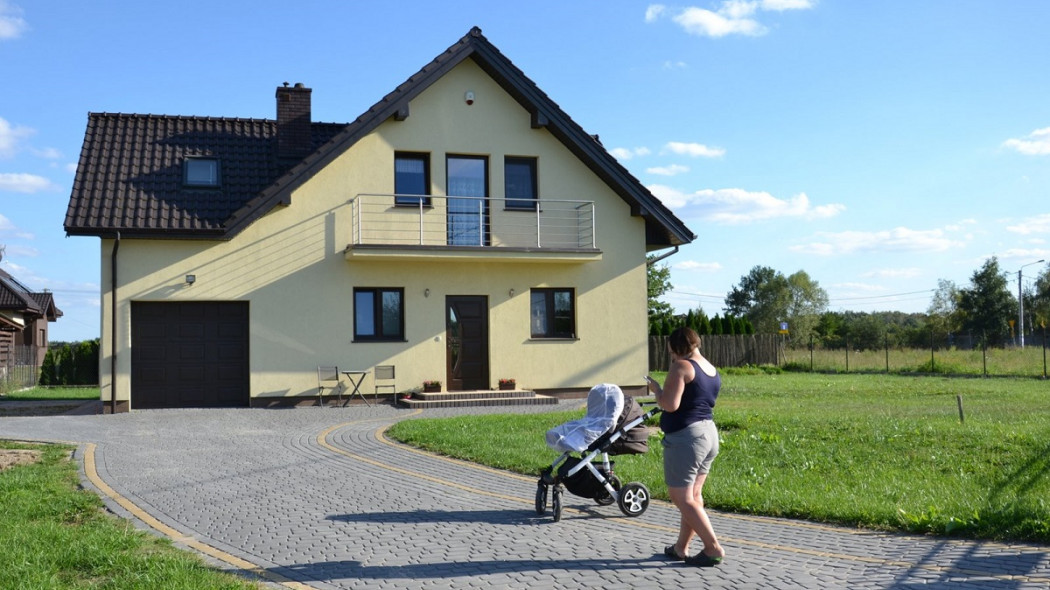 Działka z gotowym domem tańsza niż mieszkanie