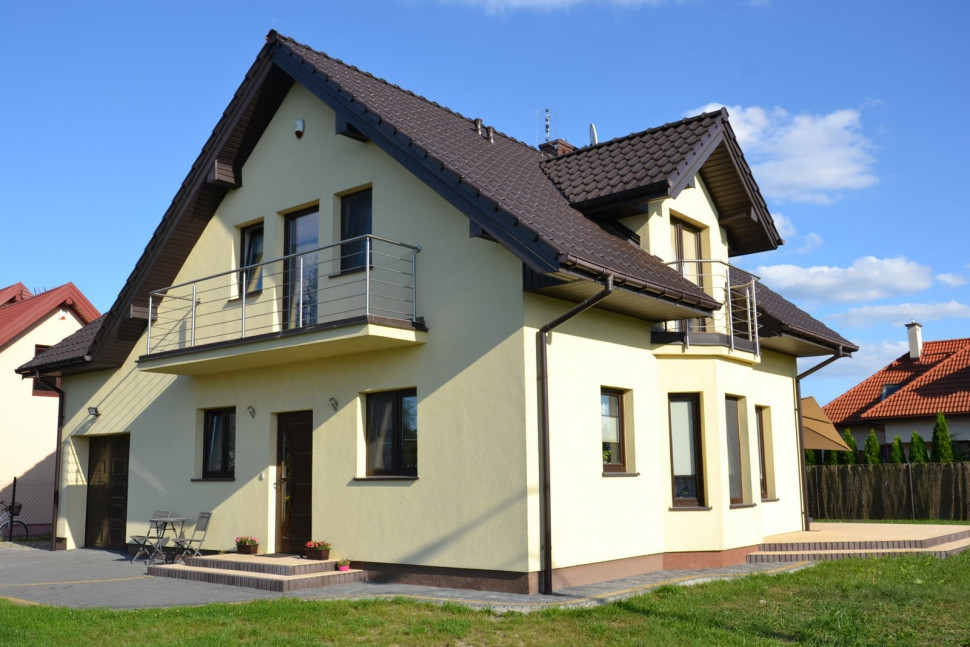 Dom stoi w pełnym słońcu przy północnej granicy działki