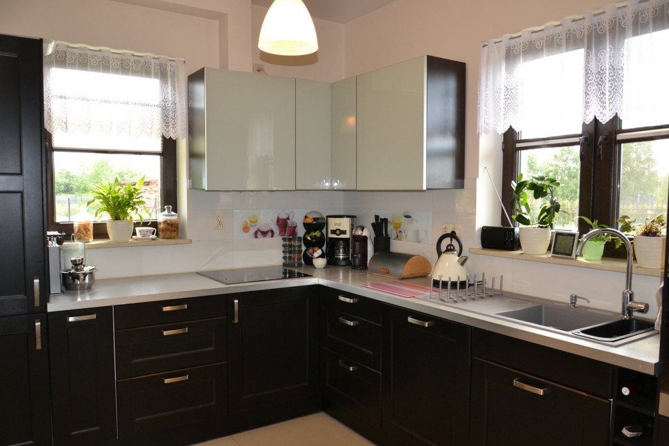 Kuchnia jest widna, bo ma okna od strony południa i zachodu