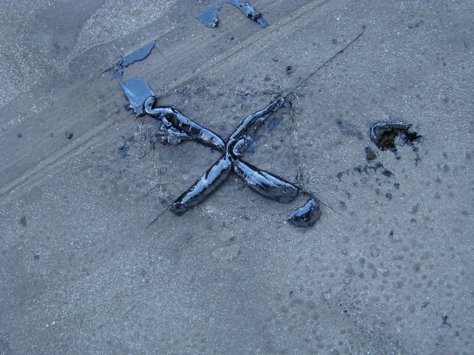 Naprawa pokrycia papowego - wypływ nadmiaru DEKABITU podczas naprawy pęcherza. Fot. Izolacja - Jarocin