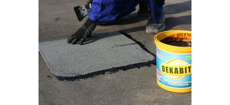 Naprawa pokrycia papowego - nałożenie łaty z papy i uszczelnienie krawędzi łaty. Fot. Izolacja - Jarocin