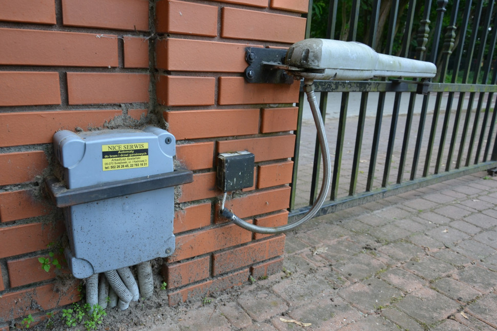 Napęd (śruby zaspawane obejmą chroniącą przed kradzieżą)