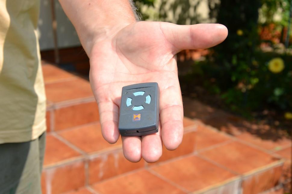 Pilot do obsługi dwuskrzydłowej bramy wjazdowej i bramy garażowej