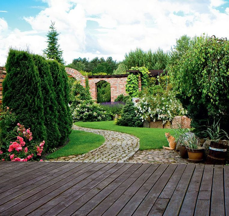 Podniesione rabaty i ścieżki stanowią ramy oddzielające strefę roślinną od użytkowej