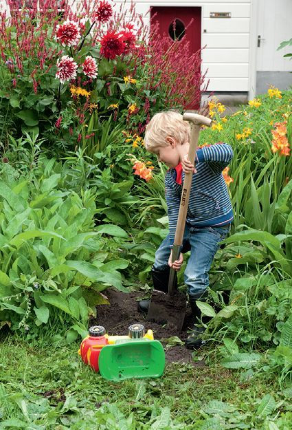 Dziecko pracujące w ogrodzie