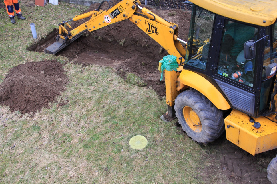Remont oczyszczalni - krok 1. Zacząć trzeba było od odkopania drenażu