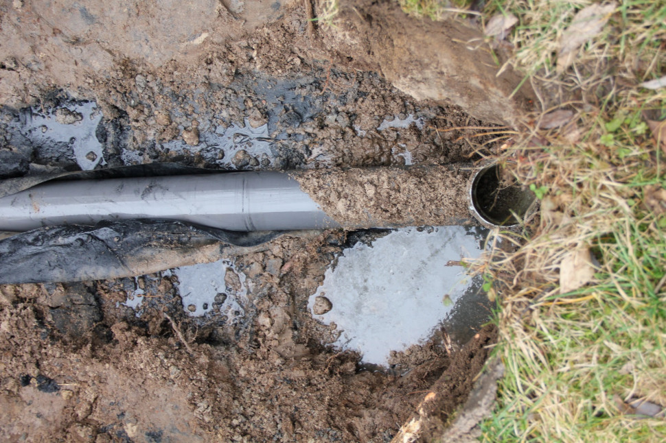 Remont oczyszczalni - krok  2. Po dokopaniu się do rur drenażowych okazało się, że pakiety zamiast filtrować ścieki, zatrzymują je