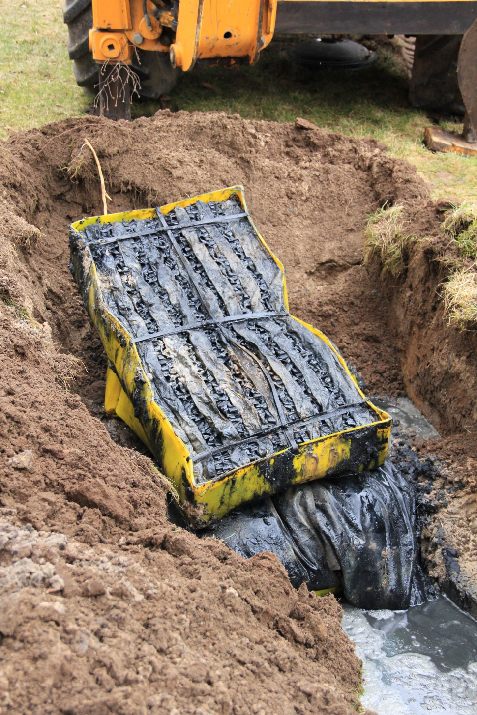 Remont oczyszczalni - krok 3. Wyciągnięcie wykonanych z syntetyku pakietów