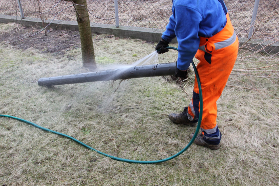 Remont oczyszczalni - krok 8. Rury z tworzywa o średnicy 110 mm wystarczyło oczyścić