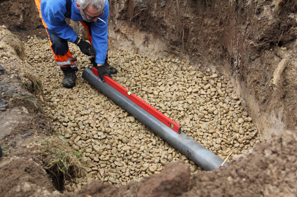 Remont oczyszczalni - krok 9. Rury układa się ze spadkiem umożliwiającym grawitacyjny spływ ścieków (2-3%)