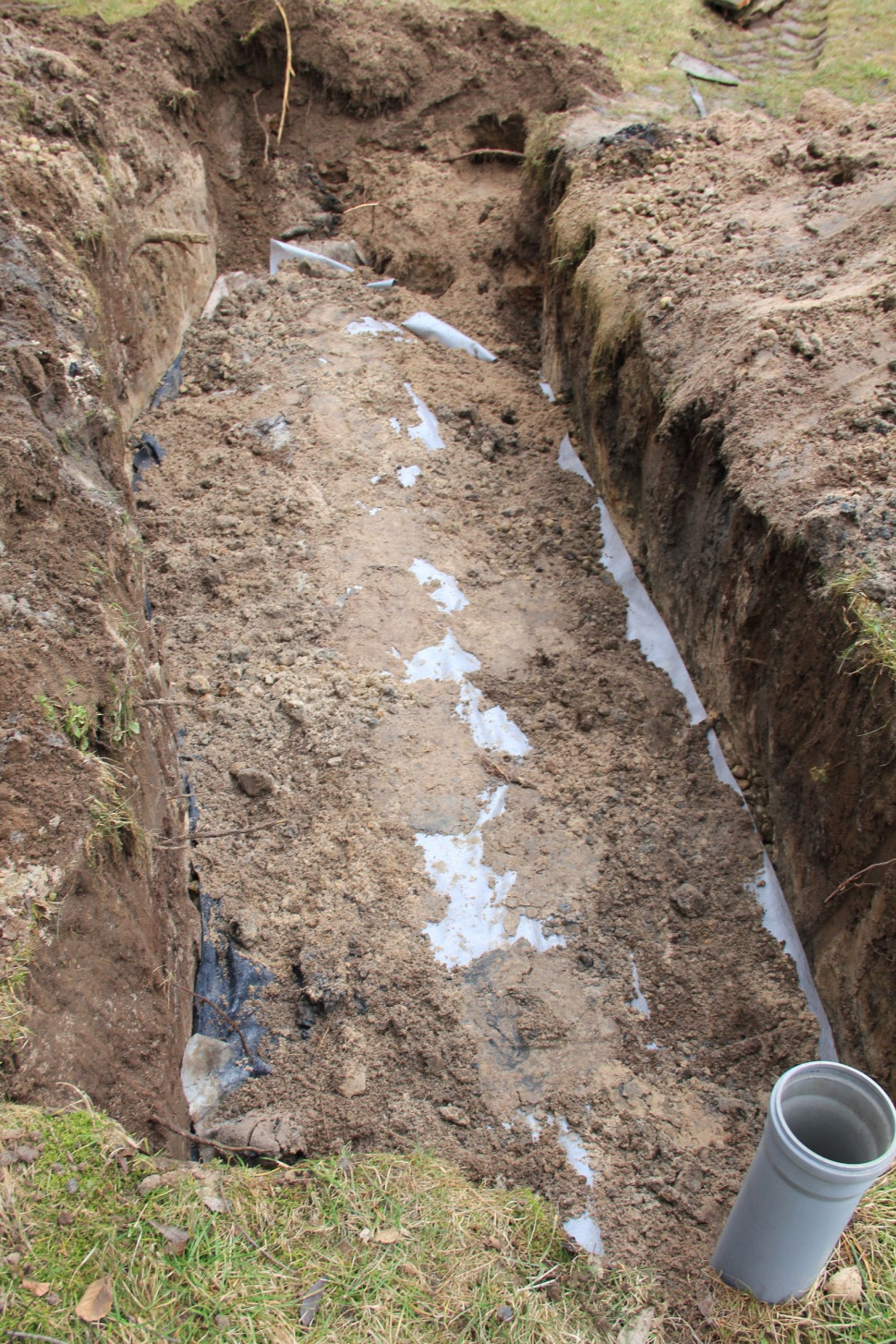 Remont oczyszczalni - krok 11. Kruszywo zostało przykryte geowłókniną, a ta delikatnie zasypana ziemią