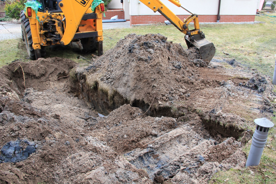 Remont oczyszczalni - krok 12. Pozostało zasypanie wykopu, na którym znowu zakładamy trawnik