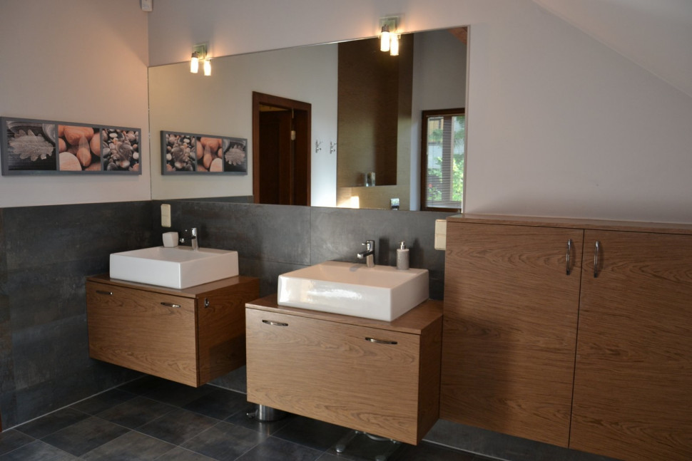 Oświetlenie nad lustrem i boczne na ukośnej ścianie