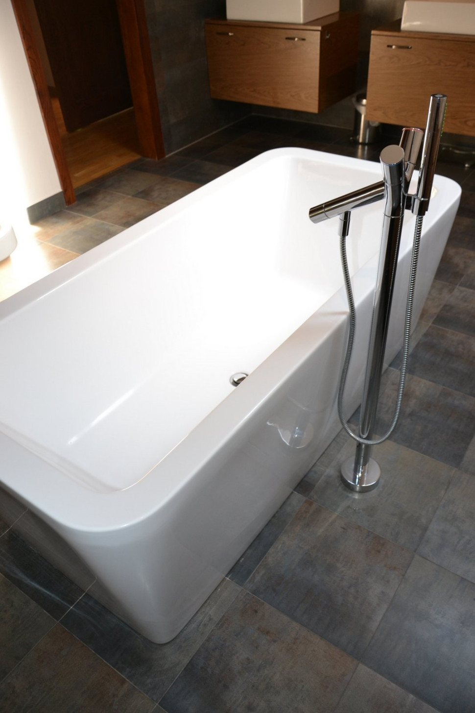 Wanna z podłogową baterią wannowo-natryskową