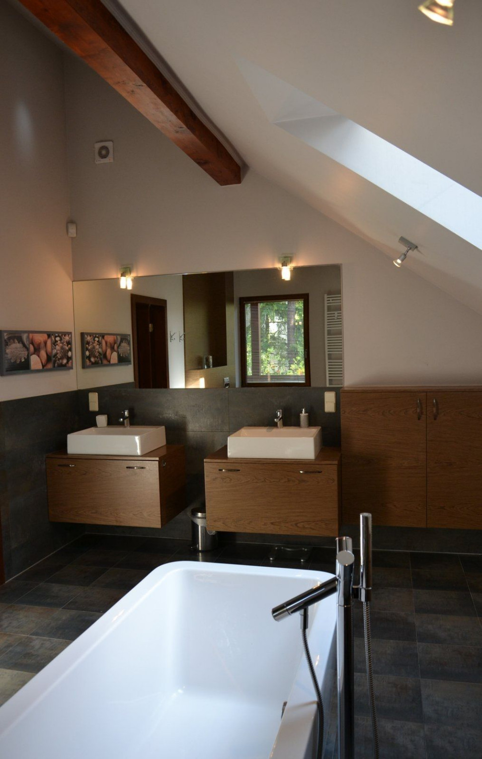 Dwie umywalki umieszczono na podwieszanych szafkach