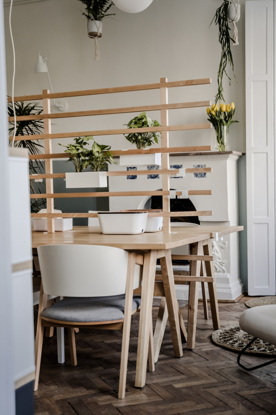 Stara podłoga pięknie współgra z nowoczesnymi meblami