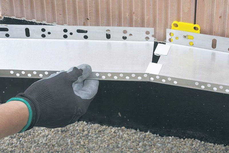 Pomiędzy listwami powinien być pozostawiony dystans około 2-3 mm