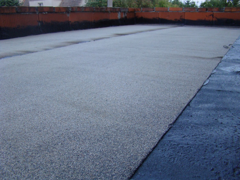 Wstęgi papy podkładowej JARPLAST MONO PV200 S40 po ułożeniu na dachu. Fot. IZOLACJA – JAROCIN S.A.