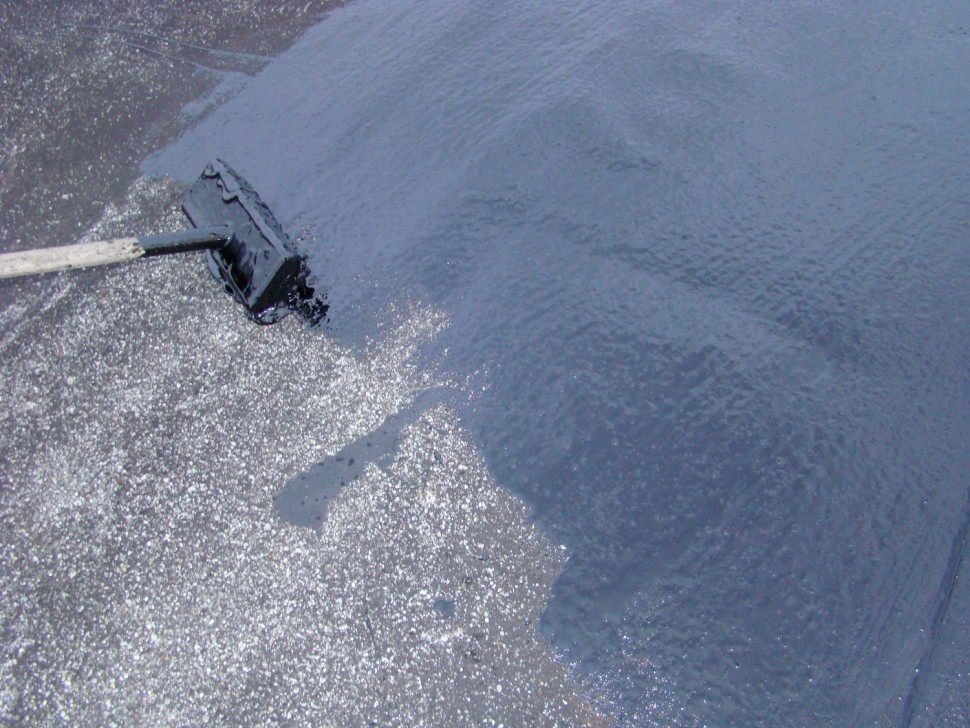 Gruntowanie starego pokrycia papowego JARLEPEM G przed położeniem nowej warstwy papy.Fot. IZOLACJA – JAROCIN S.A.