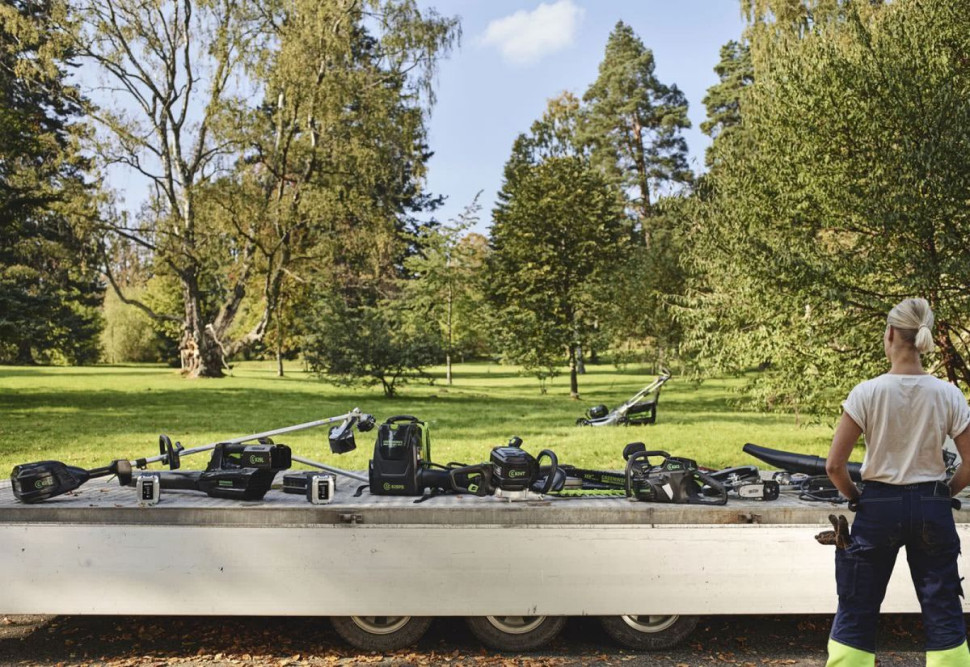 Narzędzia ogrodnicze do koszenia trawnika (fot. Lange Łukaszuk)