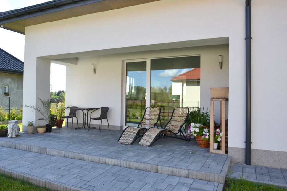 Zadaszona i otwarta część tarasu mają po 10 m2 każda