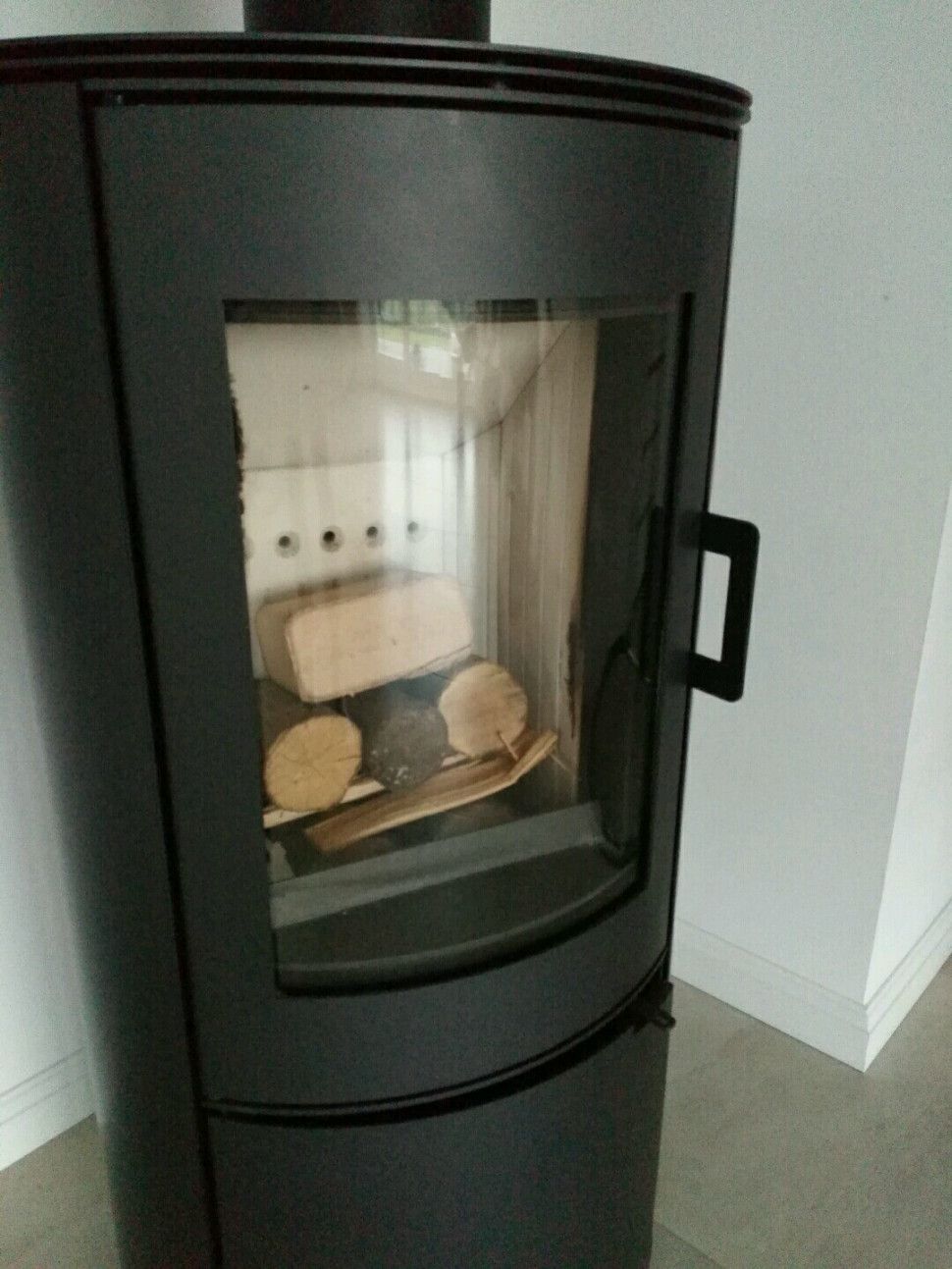 Kozę wykonano z wysokogatunkowej stali, a komorę wyłożono materiałem akumulującym ciepło