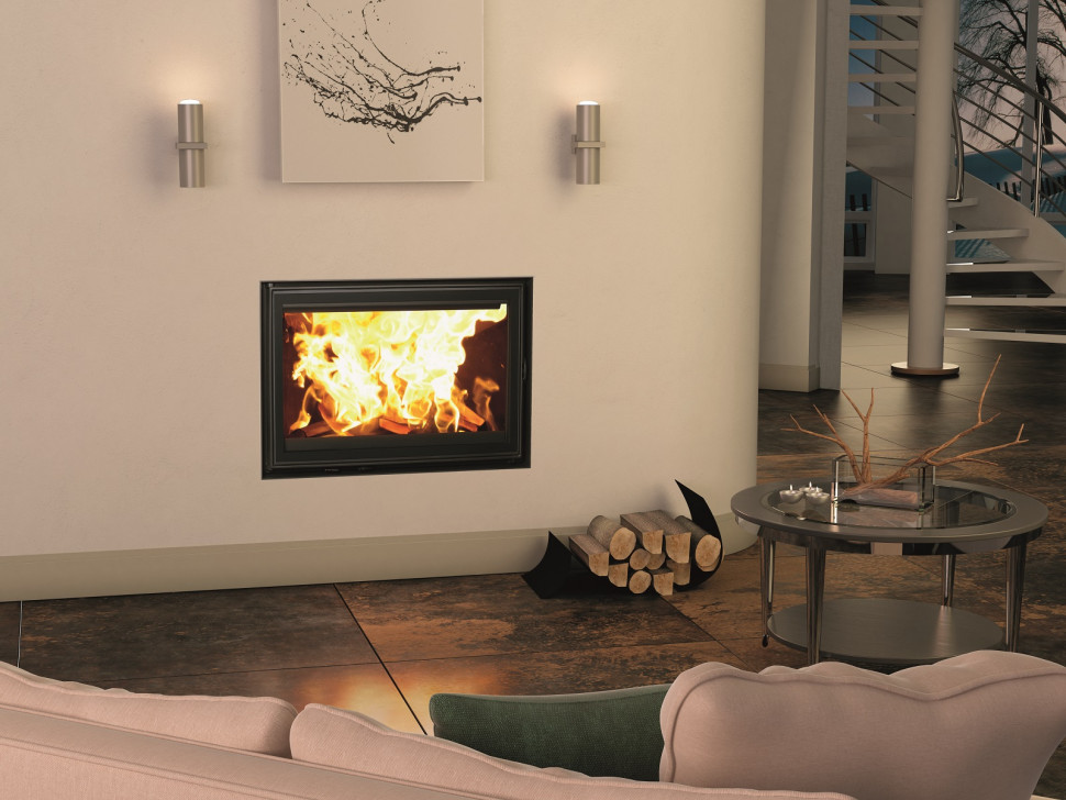 Kominek ukryty w ścianie, zabudowany ognioodpornymi płytami g-k