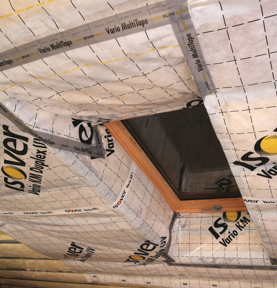 Folia paroizolacyjna ułożona na skosach poddasza