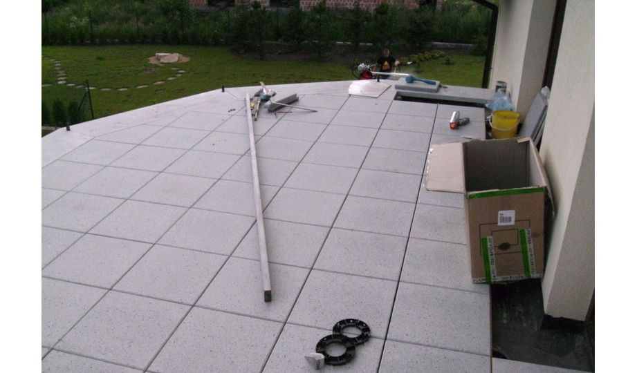 Taras ziemny z płyt betonowych