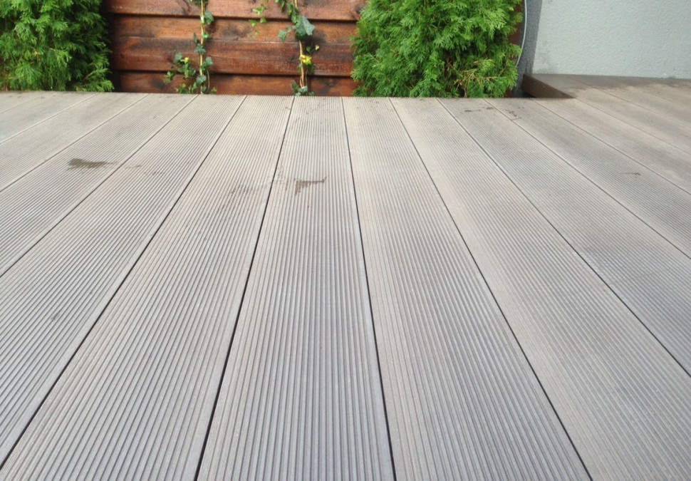 Taras z kompozytu na legarach (system tarasowy)