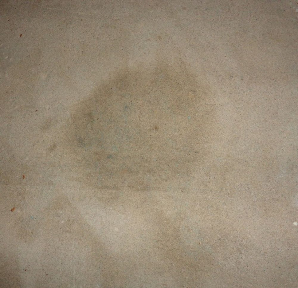 Ciemna plama na jastrychu, pod folią PE