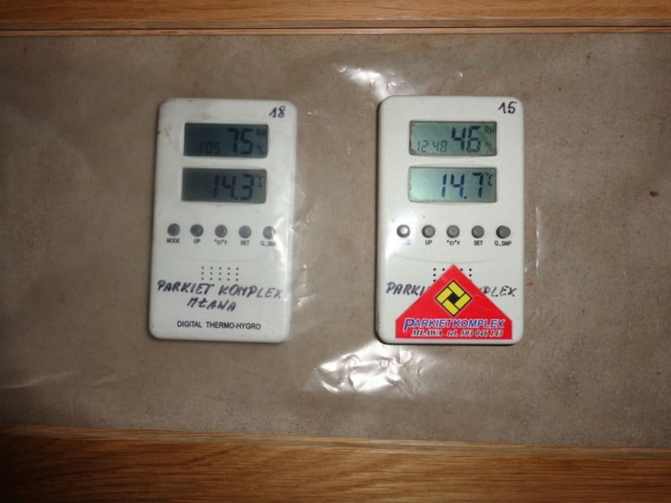 Po lewej, termohigrometr pod folią, po prawej na folii. Ocena - wylewka mokra, w trakcie schnięcia